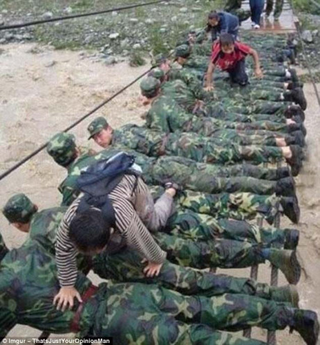 Những người lính này đã làm thành cây cầu để cứu người dân khỏi lũ lụt.