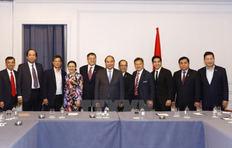 Thủ tướng Nguyễn Xuân Phúc tiếp một số doanh nhân thành đạt gốc Việt. Trong ảnh: Thủ tướng Nguyễn Xuân Phúc với các đại biểu. (Ảnh: Thống Nhất/TTXVN)