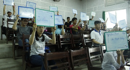 Sinh viên với phần thi “Rung chuông vàng”.
