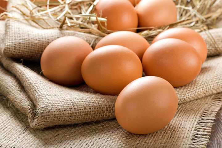 Trứng: Trứng giàu protein, vitamin B6, vitamin D và các axit amin thiết yếu giúp thúc đẩy các chức năng của thận.