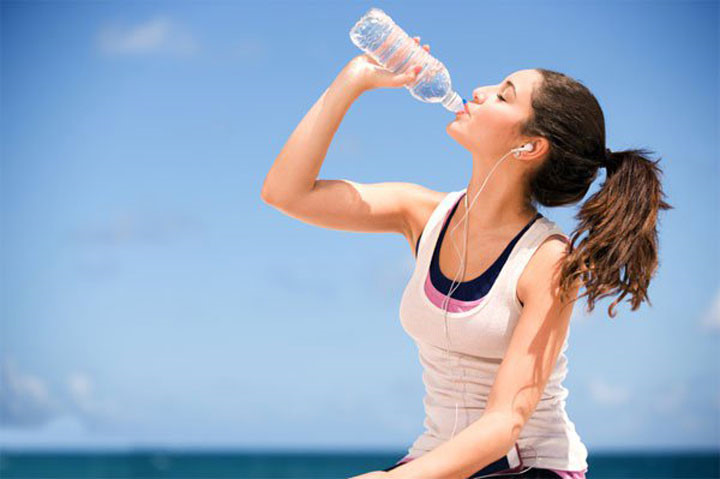 Nước: Là hợp chất tốt nhất cho bất kỳ cơ quan nào trên cơ thể. Uống nhiều nước giúp thận lọc được nhiều độc tố ra khỏi cơ thể.