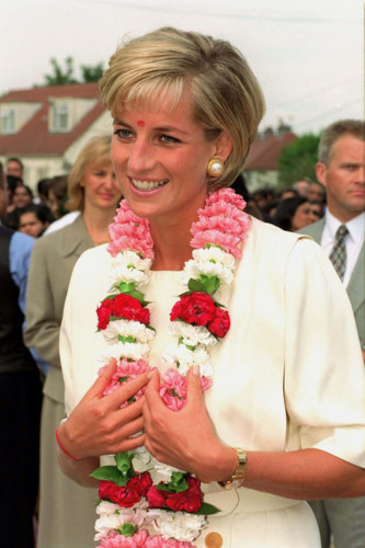 Diana vui mừng khi nhận một vòng hoa truyền thống khi cô đến thăm ngôi đền Shri Swaminarayan Mandir Hindu tại London, tháng 6/1997.
