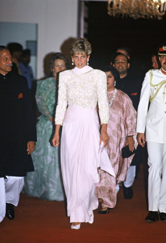 Diana với trang phục nhã nhặn và kín đáo khi thăm Pakistan vào tháng 10/1981.