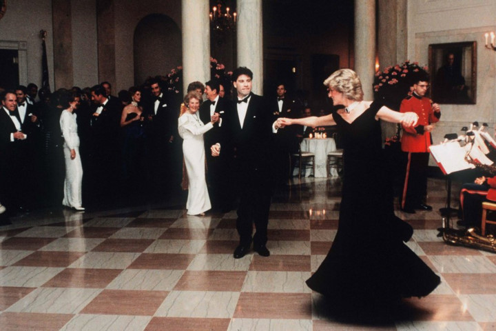 Công nương khiêu vũ cùng John Travolta trong một bữa tiệc tại Úc, tháng 4/1986.
