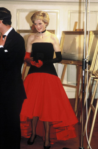 Công nương Diana xinh đẹp và quyến rũ trong một sự kiện tại khách sạn Grosvenor tại London, tháng 10/1986. Nụ cười duyên dáng của Công nương trong một trận thi đấu tennis tại Anh, vào tháng 7/1991