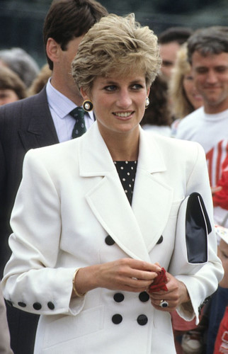 Công nương sang trọng, quyến rũ trong bộ đầm và chiếc mũ đội đầu duyên dáng trong một sự kiện tại Paris, tháng 11/1988.