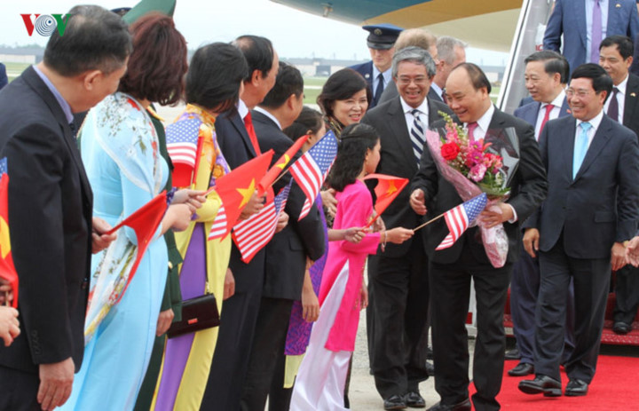 Thủ tướng bắt tay các kiều bào Việt Nam tại Mỹ ra đón tại thủ đô Washington DC