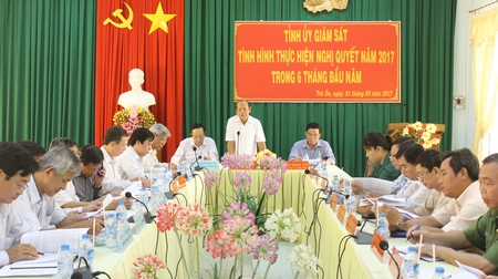 Đồng chí Trương Văn Sáu- Phó Bí thư Thường trực Tỉnh ủy và đoàn giám sát làm việc tại Huyện ủy Trà Ôn.