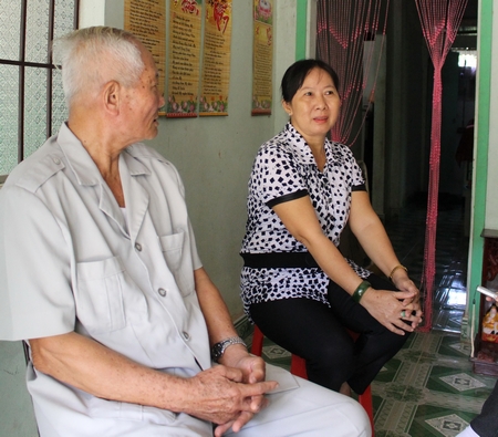 Ông Ngô Ngọc Bỉnh trở lại thăm chị Trần Thị Kim Nguyên- một trong những người được trợ giúp mổ tim đầu tiên nay đã khỏe mạnh, trẻ trung hơn xưa rất nhiều.