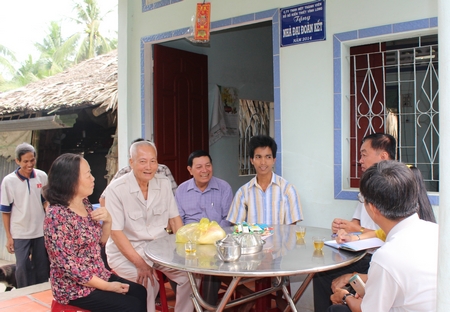 Ông Ngô Ngọc Bỉnh (người ngồi thứ 2 bên trái) cùng đoàn công tác thăm các đối tượng khuyết tật nghèo được hội trợ giúp đã thoát nghèo.