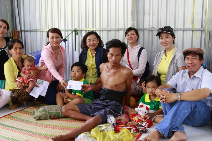Nhóm Vòng tay yêu thương cùng Chương trình Sát cánh gia đình Việt trao 18,5 triệu đồng cho gia đình anh Hồng.