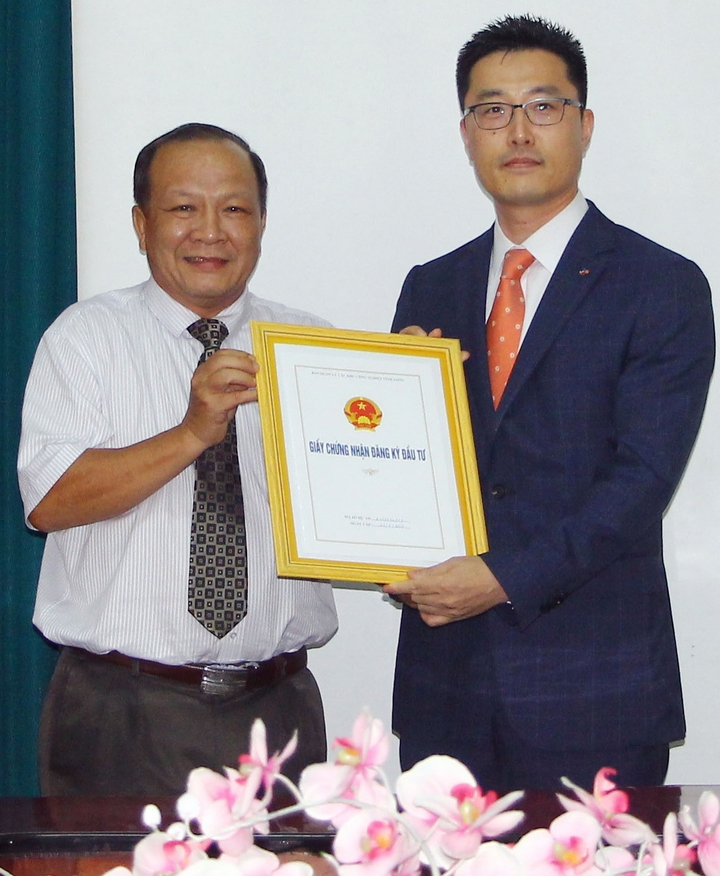 Ông Phạm Thành Khôn trao giấy chứng nhận cho đại diện doanh nghiệp.