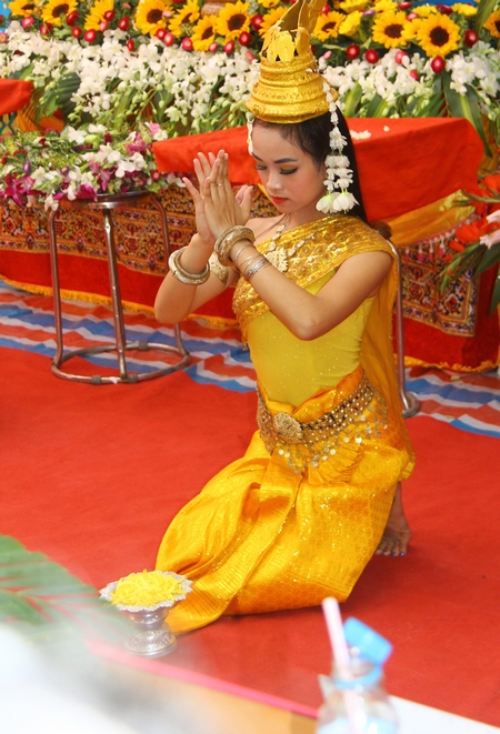 Các diễn viên sau khi biểu diễn phải quỳ lạy các vị sư và quan khách- thể hiện nét văn hóa độc đáo của Phật giáo nguyên thủy.