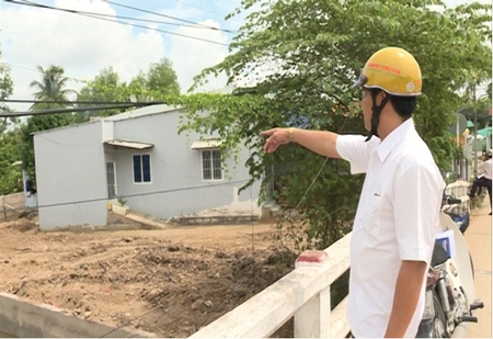 Chủ tịch UBND TP Vĩnh Long thị sát tại một hộ xây kè lấn chiếm đất công (Khóm 2, Phường 3).