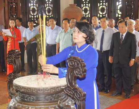 Phó Chủ tịch nước Đặng Thị Ngọc Thịnh dâng hoa, dâng hương tưởng niệm đồng chí Phạm Hùng.