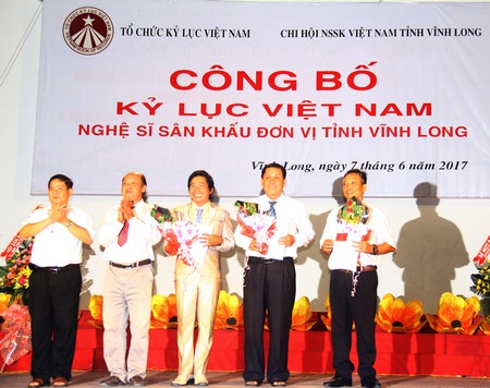 Lãnh đạo Hội Văn học nghệ thuật tỉnh Vĩnh Long trao quyết định kết nạp hội viện Hội Nghệ sĩ sân khấu Việt Nam cho 3 hội viên mới.