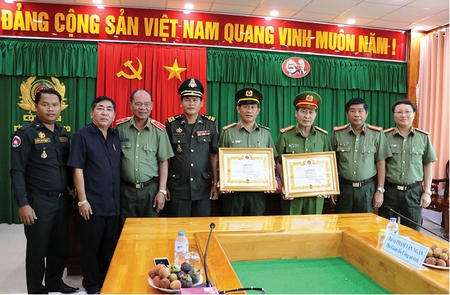 Lãnh đạo Công an tỉnh chụp ảnh lưu niệm cùng đoàn Bộ Tư lệnh Cảnh vệ Hoàng gia Campuchia.