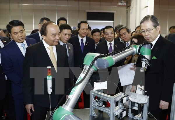Thủ tướng Nguyễn Xuân Phúc thăm Nhà máy của Tập đoàn Nidec. (Ảnh: Thống Nhất/TTXVN)