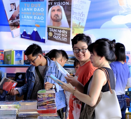 Ở những hội chợ sách được tổ chức mấy năm gần đây, thu hút rất nhiều bạn trẻ tham dự. Các bạn đến các hội sách không chỉ để được vui chơi, mà còn để tìm hiểu về sách, về kiến thức của nhân loại. Ảnh chụp tại Hội sách Cần Thơ 2017.