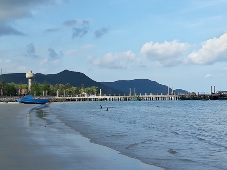 Bãi biển Côn Đảo đẹp, trong xanh thu hút khoảng 167.000 lượt khách hàng năm.