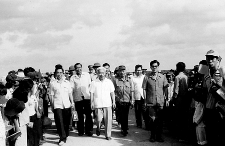 Đồng chí Phạm Hùng lúc còn là Phó Chủ tịch Hội đồng Bộ trưởng tham dự lễ khánh thành tuyến đường Nhà Bè- Duyên Hải, ngày 28/4/1985.Ảnh: Internet