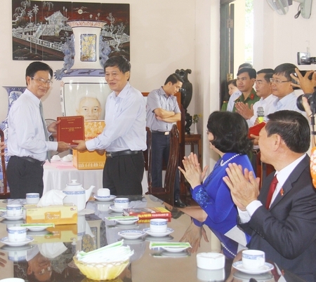 Ông Phạm Hoàng Hà- con trai đồng chí Phạm Hùng (bên phải) đại diện gia đình trao quyển sổ tư liệu cho khu tưởng niệm làm hiện vật trưng bày.Ảnh: NGỌC TRẢNG