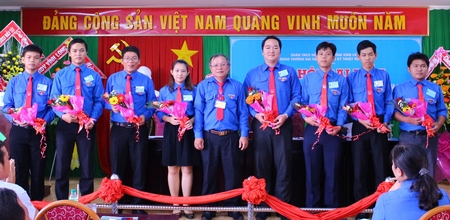 TS. Cao Hùng Phi- Hiệu trưởng trường tặng hoa chúc mừng Đoàn đại biểu dự Đại hội cấp trên 