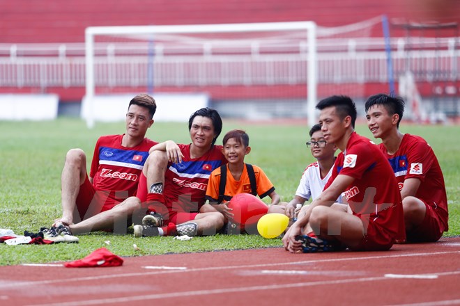  Các tuyển thủ khác cũng vui vẻ chụp ảnh chia vui với người hâm mộ. (Ảnh: Minh Chiến/Vietnam+)