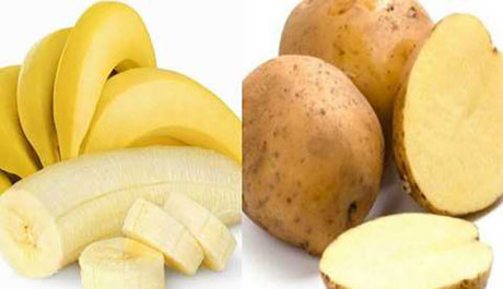 Những trái cây không nên ăn cùng khoai tây: Chuối: Bạn sẽ bị nổi những mụn nhỏ hoặc tàn nhang trên mặt nếu kết hợp khoai tây và chuối trong bữa ăn của mình. Và chuối kết hợp với khoai tây sẽ tạo ra nhiều chất carbonhydrate, làm tăng nguy cơ béo phì cho cơ thể.