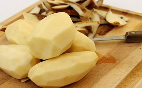 Những điều cần chú ý khi chế biến khoai tây: Không ăn vỏ khoai tây: Trong vỏ khoai tây có chứa một độc tố có tên là solanine, nếu như cơ thể hấp thu một lượng lớn chất này sẽ dẫn đến ngộ độc cấp tính.
