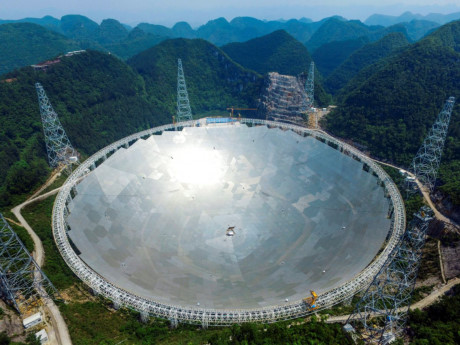 Hoàn thành vào tháng 9/2016, kính viễn vọng Bình Đường của Trung Quốc hiện là kính viễn vọng vô tuyến lớn nhất thế giới. Kính viễn vọng có khẩu độ 500 m và có khả năng bắt được những tín hiệu cách trái đất 1000 năm ánh sáng. (Nguồn: Reuters)