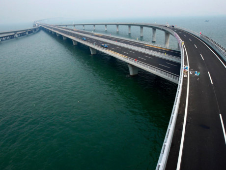 Được hoàn thiện năm 2011, cầu vịnh Giao Châu là cây cầu vượt biển dài nhất thế giới, trải dài gần 42 km – gần bằng độ dài đường đua marathon. Cây cầu cắt giảm một nửa thời gian di chuyển cho người tham gia giao thông giữa miền Đông Trung Quốc và Hoàng Đảo. (Nguồn: Reuters)