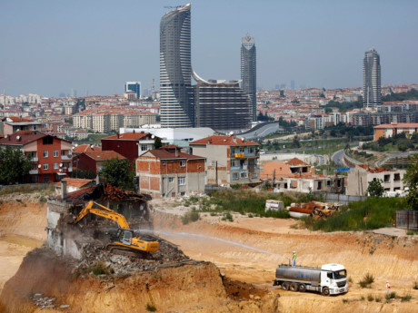 Dự án phục hồi đô thị kéo dài 20 năm của Thổ Nhĩ Kỳ, một kế hoạch tham vọng nhằm phá bỏ khoảng 7 triệu tòa nhà và xây dựng ở đó các công trình chống động đất, đã được khởi động năm 2012, với chi phí dự kiến khoảng 400 tỷ USD.
