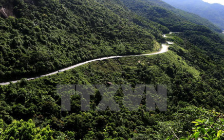 Cung đường uốn lượn trên đèo Hải Vân thuộc địa phận tỉnh Thừa Thiên-Huế nhìn từ Hải Vân Quan. (Ảnh: Hồ Cầu/TTXVN)