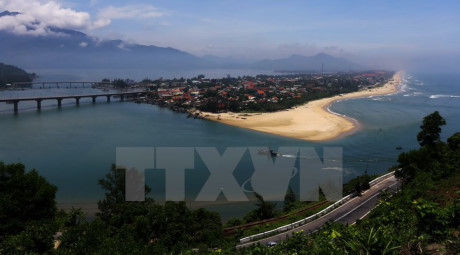 Vịnh Lăng Cô nằm dưới chân đèo Hải Vân thuộc địa phận tỉnh Thừa Thiên-Huế. (Ảnh: Hồ Cầu/TTXVN)