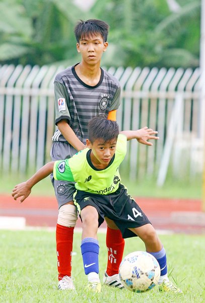 Tiền vệ 14 tuổi, mang áo số 14 của đội Mang Thít- Nguyễn Duy Khang chỉ cao 1m59, nhưng thi đấu năng động, là người chỉ huy thế trận cho đội bóng nhà và luôn phải vượt qua các đối thủ cao, to, mạnh hơn mình.