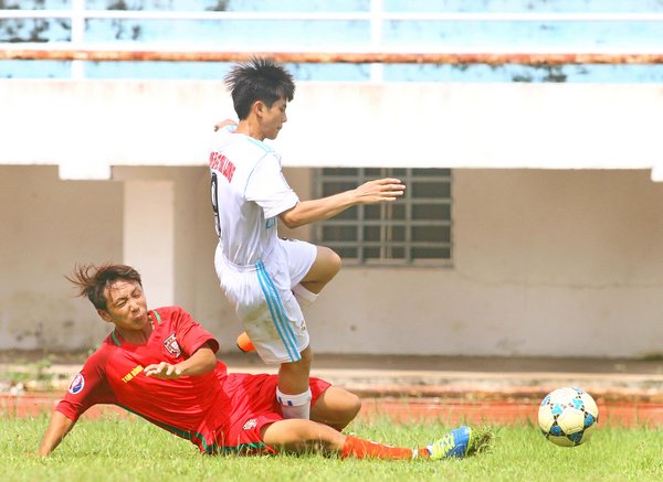  Một pha truy cản của cầu thủ Tam Bình trước cầu thủ TP Vĩnh Long, hậu quả bị “chấn động” hạ bộ.