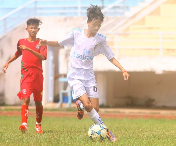  Điểm qua các gương mặt thi đấu của 7 đội bóng, cầu thủ Nguyễn Than Sỹ (6, TP Vĩnh Long) được giới chuyên môn đánh giá cao, đang hướng tới giải cầu thủ xuất sắc.