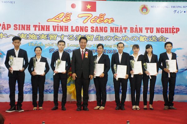 Phó Chủ tịch UBND tỉnh- Lữ Quang Ngời trao giấy xác nhận trúng tuyển cho các thực tập sinh.
