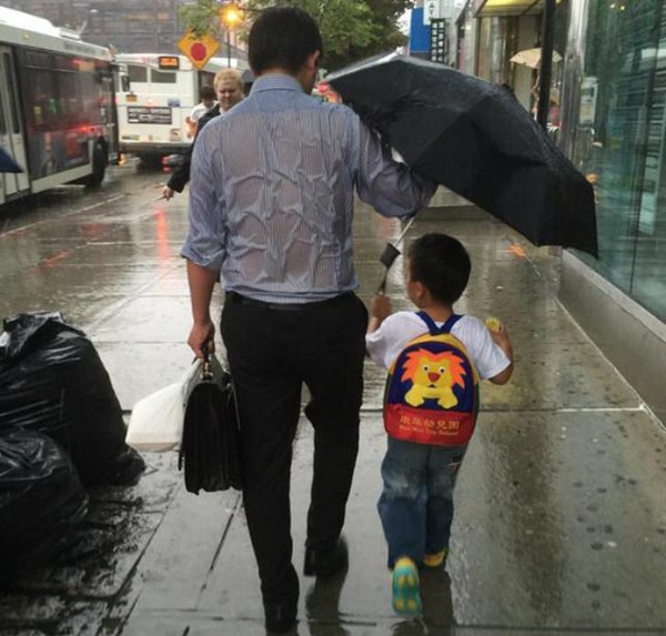Bức ảnh người đàn ông ướt dầm đề trong trời mưa vì nhường ô cho con từng lay động người xem. Trong ảnh, người cha mặc áo sơ mi, lưng áo ướt đẫm vì mưa nhưng vẫn một tay đưa dù ra để che mưa cho cậu con trai chỉ mới 3, 4 tuổi. Bức ảnh lập tức tạo sức hút khi lan truyền trên hàng loạt diễn đàn nổi tiếng thế giới như 9GAG, Reddit... Nhân vật chính là anh Liu Qiao, làm tại một công ty dịch vụ tài chính ở New York.