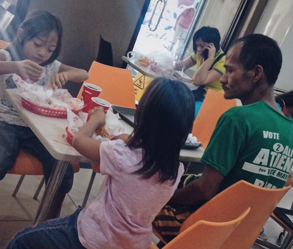 Hình ảnh người cha tên Ryan Arebuabo, 38 tuổi, sống tại một khu ổ chuột ở Manila, Philippines đưa 2 con nhỏ Rose May 6 tuổi và Rose Ann 8 tuổi đi ăn gà rán để mừng Rose May tốt nghiệp mẫu giáo từng 
