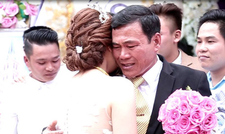 Hình ảnh người cha khóc trong ngày con gái cưới chồng lấy nước mắt bao người.