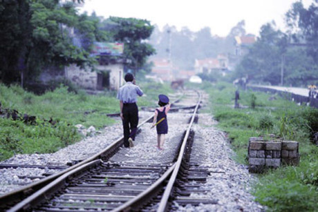 Bức ảnh con theo cha tuần đường sắt ở Yên Hưng, Quảng Ninh từng gây xúc động (Ảnh: Báo Lao Động).