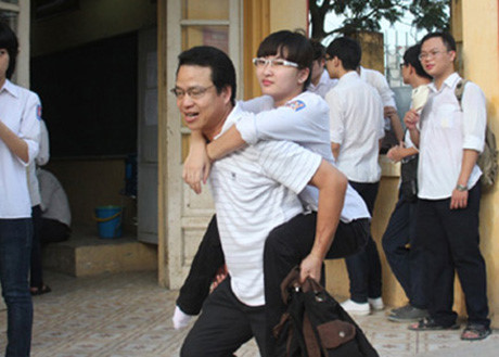 Trong kỳ thi THPT năm 2013 thí sinh Nguyễn Phương Linh bị liệt cả 2 chân được bố là Nguyễn Tuấn Nghĩa cõng lên phòng thi trên tầng 3. Hình ảnh này đã được chụp lại chia sẻ trên mạng xã hội khiến người xem cảm động.
