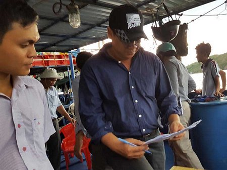 Các thành viên tổ thẩm định độc lập kiểm tra một tàu vỏ thép hỏng của ngư dân Bình Định. Ảnh: T.LỘC