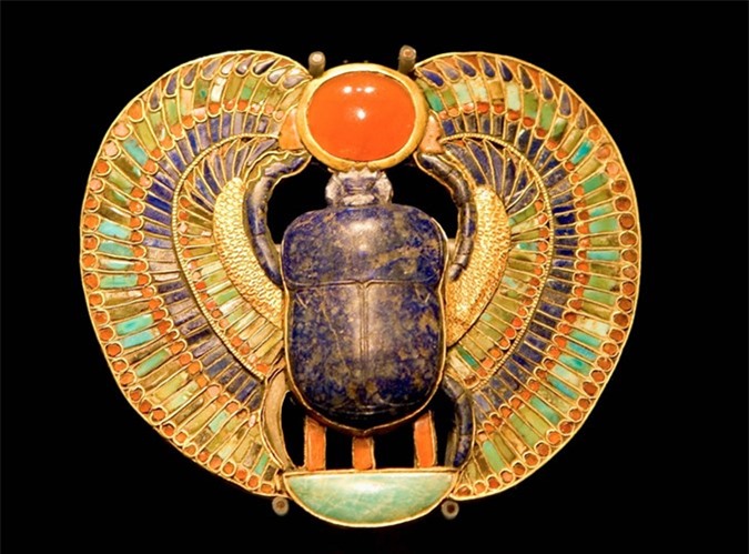 Vào thời cổ đại, người Ai Cập còn sử dụng bùa cầu may hình bọ hung. Bọ hung tượng trưng cho mặt trời mọc, giúp xua đuổi ma quỷ và có liên quan tới sự tái sinh, biến đổi.