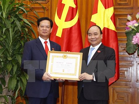 Thủ tướng Nguyễn Xuân Phúc trao tặng Huy hiệu 50 năm tuổi Đảng cho đồng chí Nguyễn Tấn Dũng, nguyên Ủy viên Bộ Chính trị, nguyên Thủ tướng Chính phủ. (Ảnh: Thống Nhất/TTXVN)