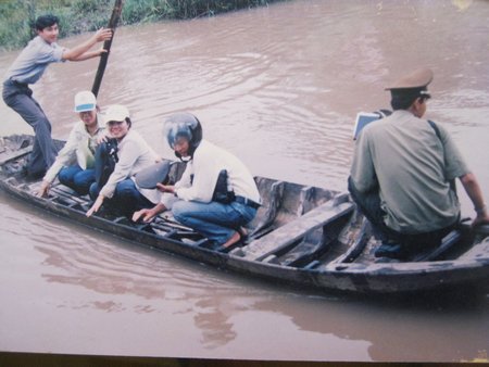 Phóng viên Báo Vĩnh Long trong một lần tác nghiệp ở xã Hiếu Phụng- Vũng Liêm (ảnh tư liệu)