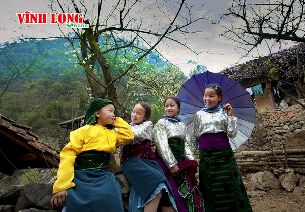 Các bé gái dân tộc Mông chuẩn bị đi chợ tết  (chụp tại Sủng Là, Đồng Văn- Hà Giang)