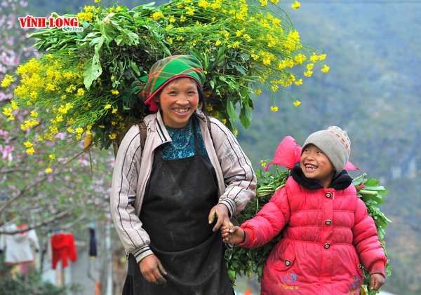 Hạnh phúc đơn sơ (Ảnh chụp mẹ con người dân tộc Mông tại  Yên Minh, Đồng Văn- Hà Giang)